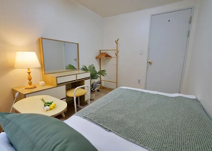 2room, 6 People, Myeongdong, Itaewon, Station